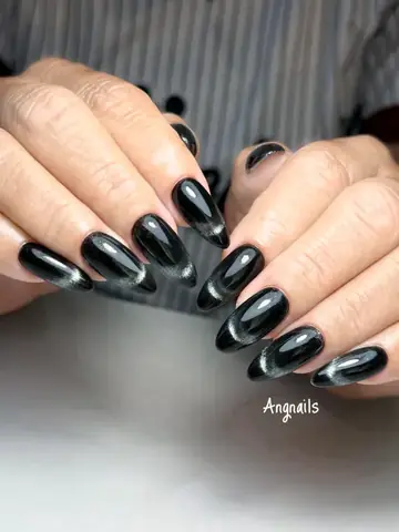 เล็บเจลทรงอัลมอนด์สีดำเงา ร้านทำเล็บขอนแก่น Angnails