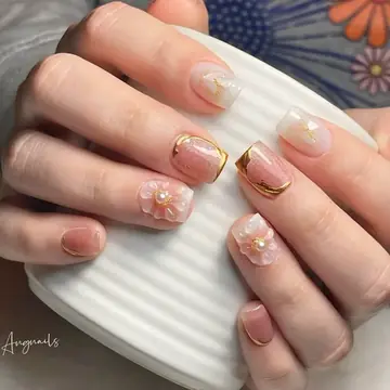 เล็บเจลสีพีชลายดอกไม้และเส้นทอง